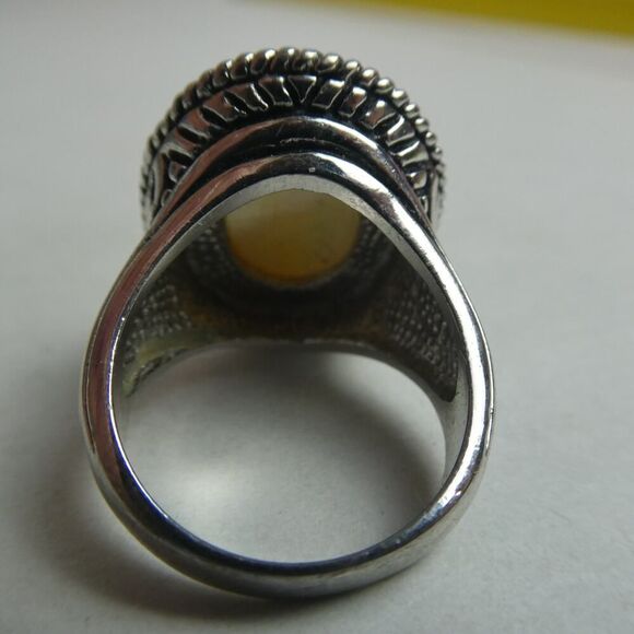 Silver Tone Mother of Pearl Oval Cabochon Chunky Ring Size 7 3/4 Vintage Style - Picture 7 of 7